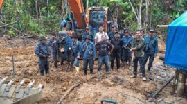 Keterangan foto : Tim Penyidik Balai Gakkum KLHK Wilayah Sulawesi bersama Kejaksaan Negeri (Kejari) Tolitoli dibawah komando Albertinus Napitupulu SH MH bergerak cepat dan berhasil menuntaskan kasus Penambangan Emas Tanpa Izin (PETI) yang ketiga kalinya terjadi dalam kawasan hutan lindung wilayah Kabupaten Tolitoli, Minggu (13/7/2024) 