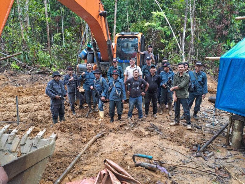Keterangan foto : Tim Penyidik Balai Gakkum KLHK Wilayah Sulawesi bersama Kejaksaan Negeri (Kejari) Tolitoli dibawah komando Albertinus Napitupulu SH MH bergerak cepat dan berhasil menuntaskan kasus Penambangan Emas Tanpa Izin (PETI) yang ketiga kalinya terjadi dalam kawasan hutan lindung wilayah Kabupaten Tolitoli, Minggu (13/7/2024) 