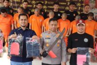 Keterangan poto : Kapolres Lebak di dampingi Kasat Reskrim, saat memperlihatkan beberap barang bukti dari 8 kasus yang berhasil di ungkap selama bulan Juli 2024,