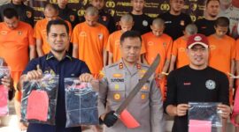Keterangan poto : Kapolres Lebak di dampingi Kasat Reskrim, saat memperlihatkan beberap barang bukti dari 8 kasus yang berhasil di ungkap selama bulan Juli 2024, 
