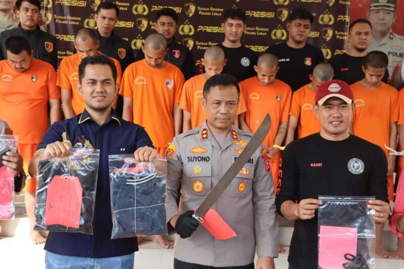 Keterangan poto : Kapolres Lebak di dampingi Kasat Reskrim, saat memperlihatkan beberap barang bukti dari 8 kasus yang berhasil di ungkap selama bulan Juli 2024, 
