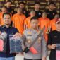 Keterangan poto : Kapolres Lebak di dampingi Kasat Reskrim, saat memperlihatkan beberap barang bukti dari 8 kasus yang berhasil di ungkap selama bulan Juli 2024, 
