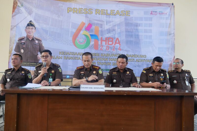 Keterangan foto : Kejaksaan Negeri Kabupaten Bandung menyampaikan berbagai capaian kerja selama periode Januari hingga Juli 2024, Jumat (18/7/2024) 