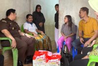 Keterangan foto : Pasca melihat video viral di media sosial, tentang seorang calon siswa bernama Indah yang tidak bisa melanjutkan sekolah ke SMKN 1 Tolitoli, karena masalah biaya, Sabtu (20/7/2024)