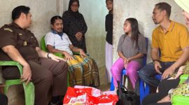 Keterangan foto : Pasca melihat video viral di media sosial, tentang seorang calon siswa bernama Indah yang tidak bisa melanjutkan sekolah ke SMKN 1 Tolitoli, karena masalah biaya, Sabtu (20/7/2024) 