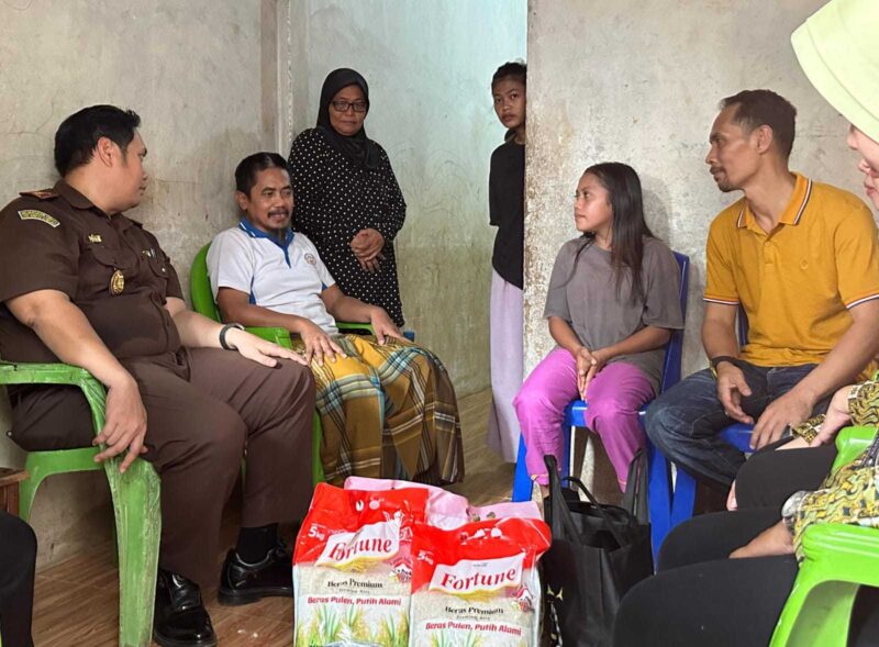 Keterangan foto : Pasca melihat video viral di media sosial, tentang seorang calon siswa bernama Indah yang tidak bisa melanjutkan sekolah ke SMKN 1 Tolitoli, karena masalah biaya, Sabtu (20/7/2024) 