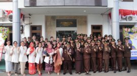 Kejaksaan Negeri (Kejari) Bontang telah melakukan upacara peringatan Hari Bhakti Adhyaksa (HBA) yang ke-64 dengan hikmat, di Lapangan Kejaksaan Negeri Bontang Jalan Awang Long No.21, Kota Bontang, Provinsi Kalimantan Timur pada Senin (22/7/2024) pagi.