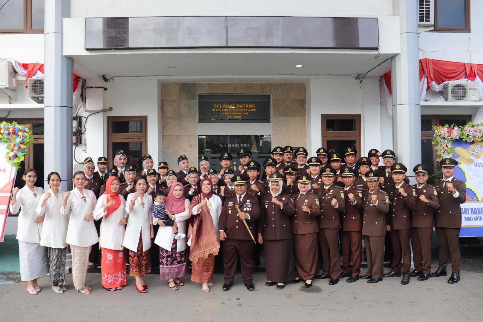 Kejaksaan Negeri (Kejari) Bontang telah melakukan upacara peringatan Hari Bhakti Adhyaksa (HBA) yang ke-64 dengan hikmat, di Lapangan Kejaksaan Negeri Bontang Jalan Awang Long No.21, Kota Bontang, Provinsi Kalimantan Timur pada Senin (22/7/2024) pagi.
