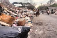 Keterangan Foto: Sampah menggunung penuhi bibir jalan Iskandar muda.