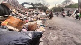 Keterangan Foto: Sampah menggunung penuhi bibir jalan Iskandar muda.