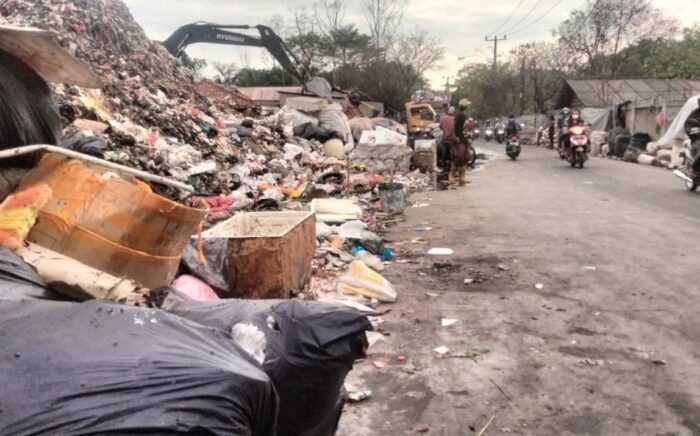 Pade Kemana Nih..!! Masyarakat Resah Sampah Meluap Hingga Mencapai Bibir Jalan Iskandar Muda I Teras Media