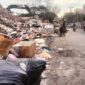 Keterangan Foto: Sampah menggunung penuhi bibir jalan Iskandar muda.