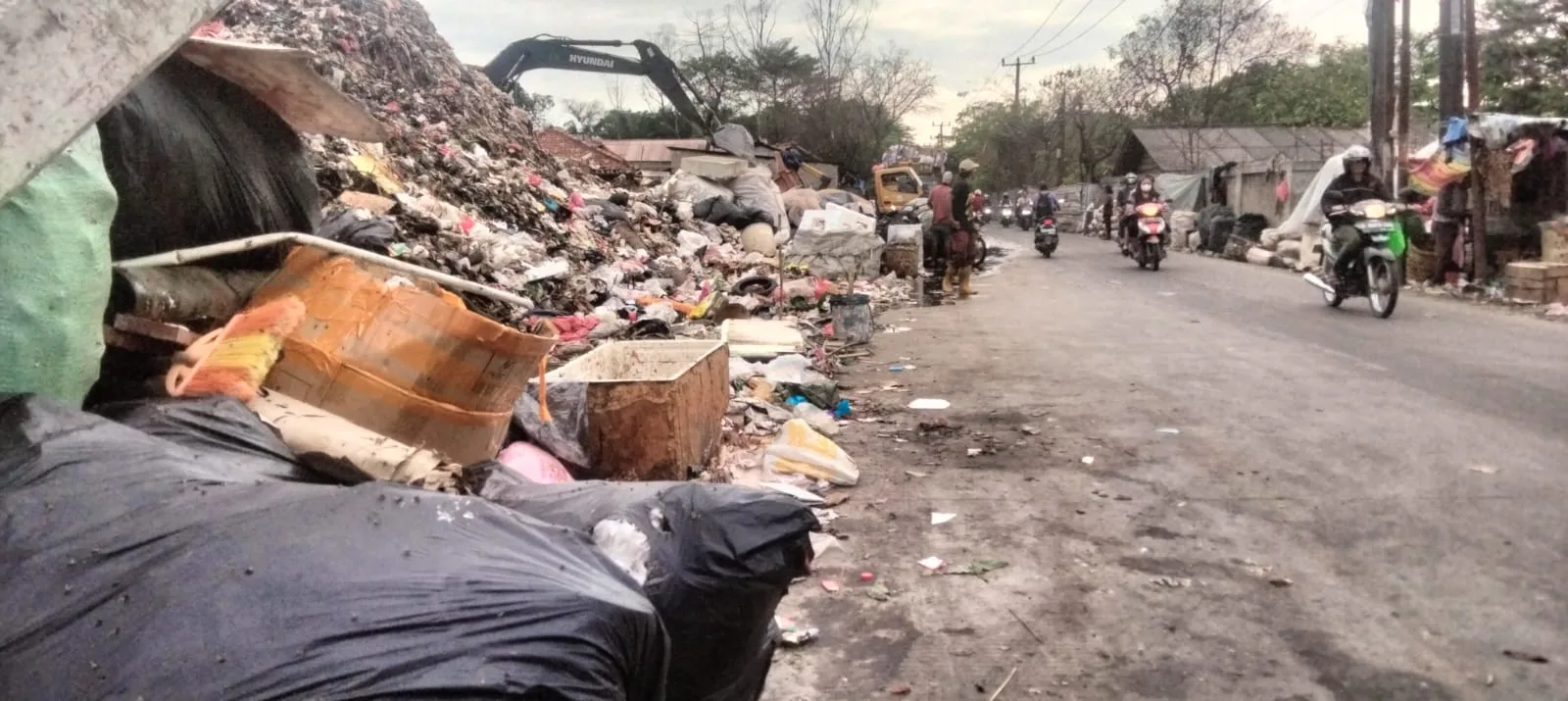 Pade Kemana Nih..!! Masyarakat Resah Sampah Meluap Hingga Mencapai Bibir Jalan Iskandar Muda I Teras Media