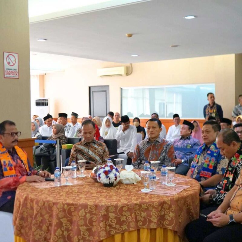 Kejaksaan Negeri Jakarta Barat (Kejari Jakbar) melakukan Pelayanan dan Pendampingan Hukum Melalui Kegiatan Isbat Nikah dalam rangkaian kegiatan Bakti Sosial Hari Bhakti Adhyaksa ke-64 di aula Soeprapto kantor Kejari Jakbar pada Jumat (26/7/2024).
