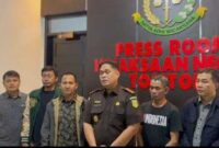 Keterangan foto : Kepala Kejaksaan Negeri Tolitoli Albertinus Parlinggoman Napitupulu SH MH dalam "menjebak" seorang tersangka yang masuk dalam Daftar Pencarian Orang (DPO) asal Kejaksaan Negeri (Kejari) Sumbawa dalam kasus korupsi pengadaan tanah di desa Labuhan Lambu, Kecamatan Tarano Tahun 2019, pada Kamis (25/7/2024)