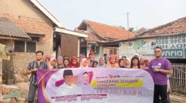 Keterangan foto : Emak-emak dari Relawan Maesal - Intan (Manis) Kabupaten Tangerang antusias kampanyekan Moch Maesyal Rasyid dan Intan Nurul Hikmah yaitu calon Bupati dan Wakil Bupati Kabupaten Tangerang tahun 2024, Sabtu (27/7/2024) 
