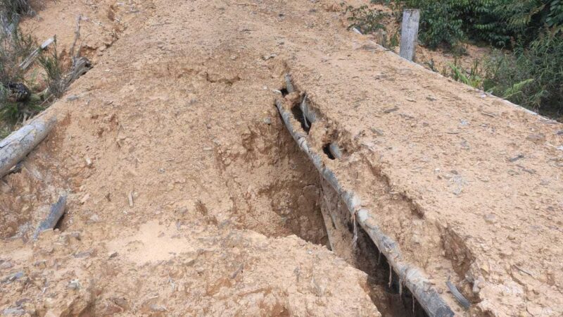 Keterangan foto : Warga sejumlah desa di Kecamatan Lahei, Kabupaten Barito Utara, Kalimantan Tengah, mendesak pemerintah daerah menepati janjinya untuk memperbaiki jalan lintas yang terbengkalai setelah dibangun oleh Perusda Batara Membangun, Senin (29/7/2024) 