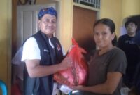 Keterangan Foto: Ketua Bolone Mase Moch Soleh sedang membagikan paket sembako kepada warga Tanggerang.