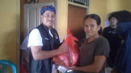 Keterangan Foto: Ketua Bolone Mase Moch Soleh sedang membagikan paket sembako kepada warga Tanggerang.