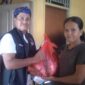 Keterangan Foto: Ketua Bolone Mase Moch Soleh sedang membagikan paket sembako kepada warga Tanggerang.