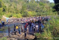 Keterangan Foto: Ratusan warga Cianjur Bergotong royong bangun jembatan dan jalan agar bisa di lalui masyarakat.