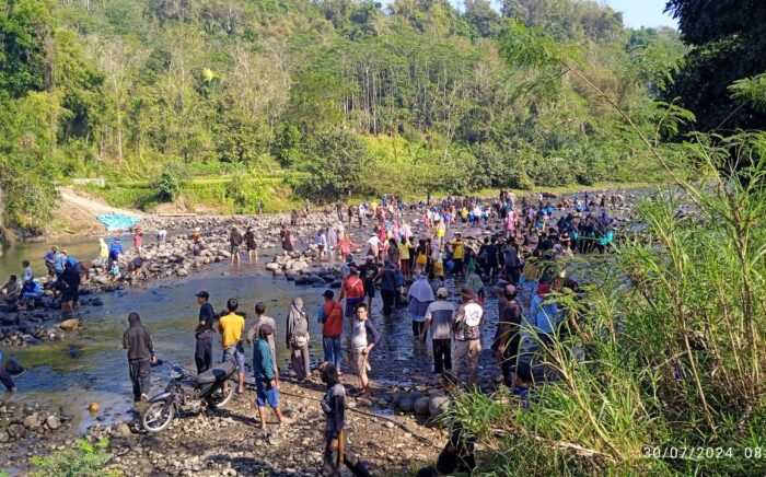 Pemerintah Tutup Mata, Ratusan Warga Cianjur Gotong Royong Bangun Jalan dan Jembatan I Teras Media