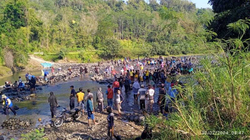 Keterangan Foto: Ratusan warga Cianjur Bergotong royong bangun jembatan dan jalan agar bisa di lalui masyarakat.