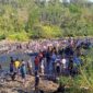 Keterangan Foto: Ratusan warga Cianjur Bergotong royong bangun jembatan dan jalan agar bisa di lalui masyarakat.