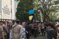 Keterangan foto : Gerakan Aksi Moral Mahasiswa (GAMMA) kabupaten Lebak gelar unjuk rasa di depan kantor Dinas PUPR Provinsi Banten, pada (30/07/2024)