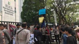 Keterangan foto : Gerakan Aksi Moral Mahasiswa (GAMMA) kabupaten Lebak gelar unjuk rasa di depan kantor Dinas PUPR Provinsi Banten, pada (30/07/2024)