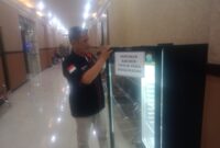 Keterangan poto : Salah satu pengunjung Polres Jakarta Selatan sedang mengambil minuman Gratis yang di sediakan oleh Satreskrim Polres Jakarta selatan saat sedang menunggu di selasar. ( Dok Khusus )