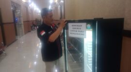 Keterangan poto : Salah satu pengunjung Polres Jakarta Selatan sedang mengambil minuman Gratis yang di sediakan oleh Satreskrim Polres Jakarta selatan saat sedang menunggu di selasar. ( Dok Khusus )