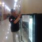 Keterangan poto : Salah satu pengunjung Polres Jakarta Selatan sedang mengambil minuman Gratis yang di sediakan oleh Satreskrim Polres Jakarta selatan saat sedang menunggu di selasar. ( Dok Khusus )