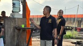 Keterangan foto : Anggota Komisi V DPR RI, Ir. Eddy Santana Putra, M.T dari Fraksi Gerinda mempertanyakan kewenangan anggota Dewan Pertimbangan Presiden (Wantimpres) Drs. Sidarto Danusubroto yang menugaskan stafnya Yesti Hutagalung untuk mencari mendapatkan data-data dokumen pengapalan batubara yang diloading melalui Jetty/Tuks yang akan ditertibkan terkait pertambangan legal di Kalimantan Timur.