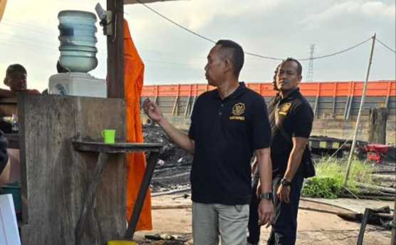 Keterangan foto : Anggota Komisi V DPR RI, Ir. Eddy Santana Putra, M.T dari Fraksi Gerinda mempertanyakan kewenangan anggota Dewan Pertimbangan Presiden (Wantimpres) Drs. Sidarto Danusubroto yang menugaskan stafnya Yesti Hutagalung untuk mencari mendapatkan data-data dokumen pengapalan batubara yang diloading melalui Jetty/Tuks yang akan ditertibkan terkait pertambangan legal di Kalimantan Timur.