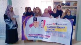 Keterangan foto : Guru PAUD dari Relawan Maesal - Intan (Manis) Kabupaten Tangerang antusias kampanyekan Moch Maesyal Rasyid dan Intan Nurul Hikmah yaitu calon Bupati dan Wakil Bupati Kabupaten Tangerang tahun 2024, Sabtu (27/7/2024) 