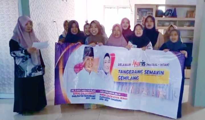 Keterangan foto : Guru PAUD dari Relawan Maesal - Intan (Manis) Kabupaten Tangerang antusias kampanyekan Moch Maesyal Rasyid dan Intan Nurul Hikmah yaitu calon Bupati dan Wakil Bupati Kabupaten Tangerang tahun 2024, Sabtu (27/7/2024) 