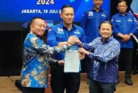 Keterangan Foto: Ketua Umum DPP Demokrat Agus Harimurti Yudhoyono (AHY) menyerahkan langsung SK rekomendasi kepada pasangan Bacagub dan Bacawagub Kalsel bersamaan dengan tiga provinsi lain.