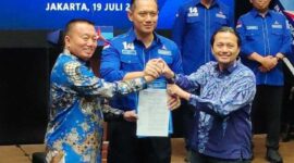 Keterangan Foto: Ketua Umum DPP Demokrat Agus Harimurti Yudhoyono (AHY) menyerahkan langsung SK rekomendasi kepada pasangan Bacagub dan Bacawagub Kalsel bersamaan dengan tiga provinsi lain.