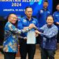 Keterangan Foto: Ketua Umum DPP Demokrat Agus Harimurti Yudhoyono (AHY) menyerahkan langsung SK rekomendasi kepada pasangan Bacagub dan Bacawagub Kalsel bersamaan dengan tiga provinsi lain.