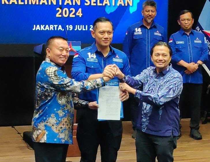Keterangan Foto: Ketua Umum DPP Demokrat Agus Harimurti Yudhoyono (AHY) menyerahkan langsung SK rekomendasi kepada pasangan Bacagub dan Bacawagub Kalsel bersamaan dengan tiga provinsi lain.