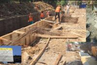 Keterangan poto : aktivitas pekerjaan pembangunan jaringan irigasi Cibinuangeun yang diduga dikerjakan asal asalan ( Dok khusus )