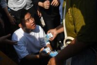 Keterangan Foto: Gibran Rakabuming Wakil Presiden terpilih saat membagikan susu di masyarakat.