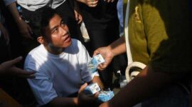 Keterangan Foto: Gibran Rakabuming Wakil Presiden terpilih saat membagikan susu di masyarakat.