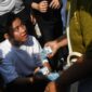 Keterangan Foto: Gibran Rakabuming Wakil Presiden terpilih saat membagikan susu di masyarakat.