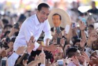 Keterangan Foto: Presiden Jokowi bersama masyarakat dan relawan Jokowi