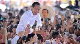 Keterangan Foto: Presiden Jokowi bersama masyarakat dan relawan Jokowi