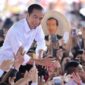 Keterangan Foto: Presiden Jokowi bersama masyarakat dan relawan Jokowi