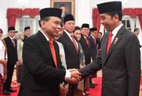 Keterangan Foto: Presiden Jokowi Widodo sedang melantik ketua umum Projo Budi Arie menjadi menteri Kominfo.