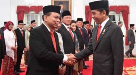 Keterangan Foto: Presiden Jokowi Widodo sedang melantik ketua umum Projo Budi Arie menjadi menteri Kominfo.